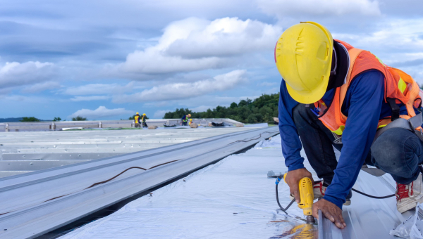 Insulating the roof of a steel frame building